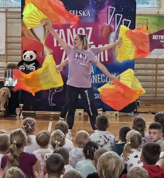 Pokazy taneczne w szkole – dzieci poznały różne formy tańca