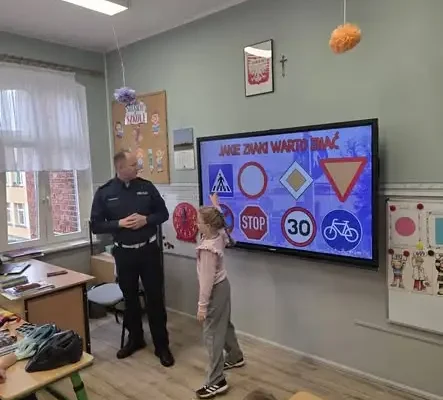 Akademia Bezpiecznego Rowerzysty w Iłowie-Osadzie: policjant uczył dzieci zasad ruchu drogowego