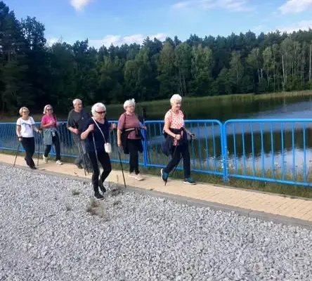 Nordic walking w Iłowie-Osadzie: seniorzy spacerują wokół Zalewu Ruda