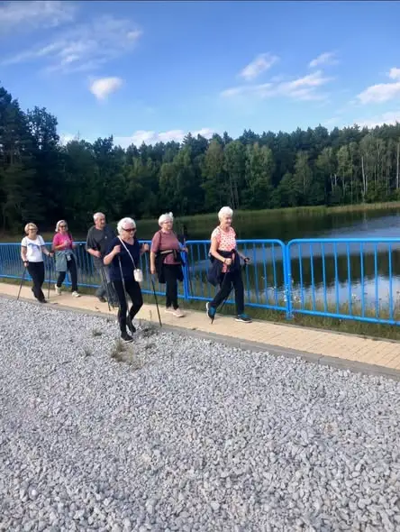 Nordic walking w Iłowie-Osadzie: seniorzy spacerują wokół Zalewu Ruda