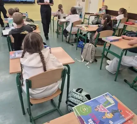 Działdowo: policjanci uczyli najmłodszych, jak bezpiecznie dotrzeć do szkoły