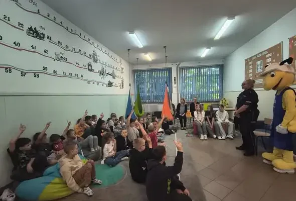 Bezpieczna droga do szkoły: dzielnicowa i Mrówka w SP1 Lidzbark