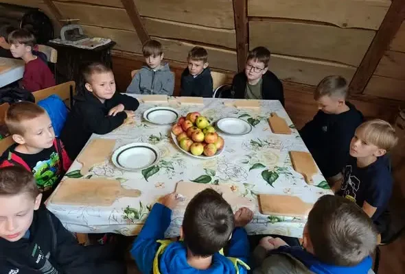 Uczniowie klas 2a i 2b z wizytą w Fiałkach – warsztaty kulinarne i ognisko