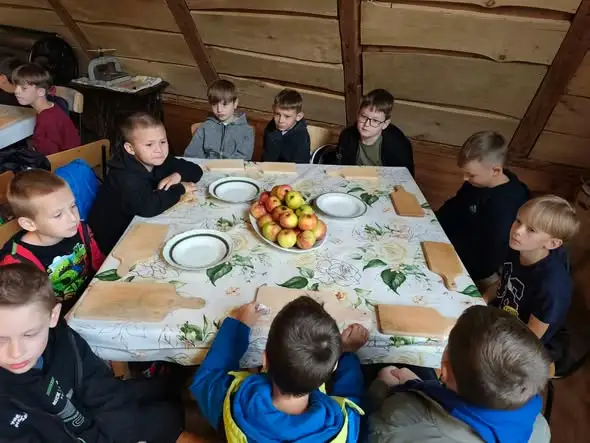 Uczniowie klas 2a i 2b z wizytą w Fiałkach – warsztaty kulinarne i ognisko