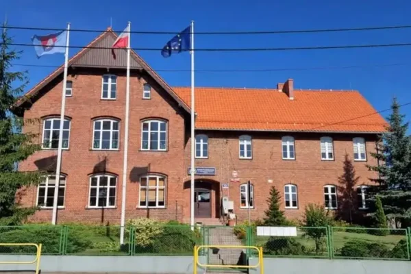 Przedszkolaki i uczniowie z Rybna posadzili kilkadziesiąt drzew