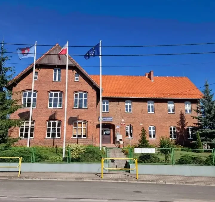 Przedszkolaki i uczniowie z Rybna posadzili kilkadziesiąt drzew