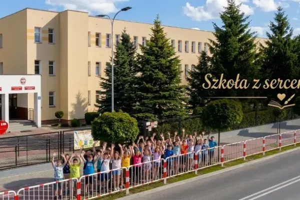 Pierwszoklasiści z SP nr 4 w Działdowie oficjalnie uczniami – pasowanie na ucznia