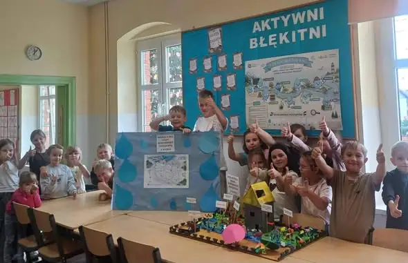 Uczniowie z Rybna tworzą mapę wakacyjnych wspomnień w programie „Aktywni Błękitni”