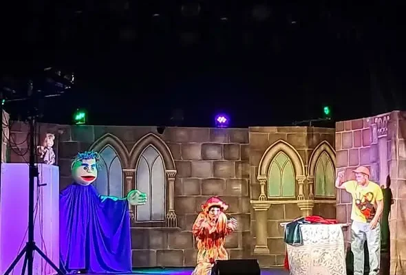 Uczniowie z Rybna na teatralnej lekcji w Działdowie