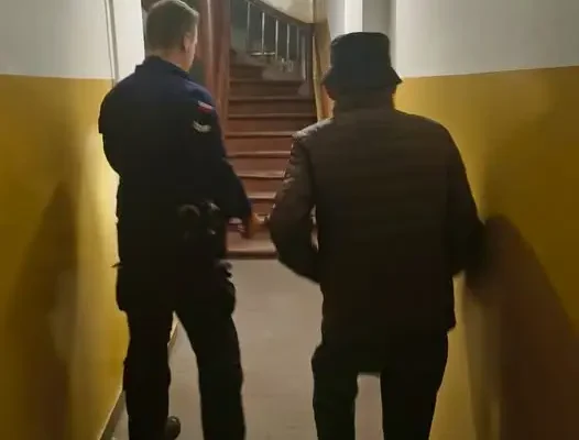 Zagubiony 71-latek z demencją błąkał się nocą po Ornecie. Policjanci odwieźli go do domu