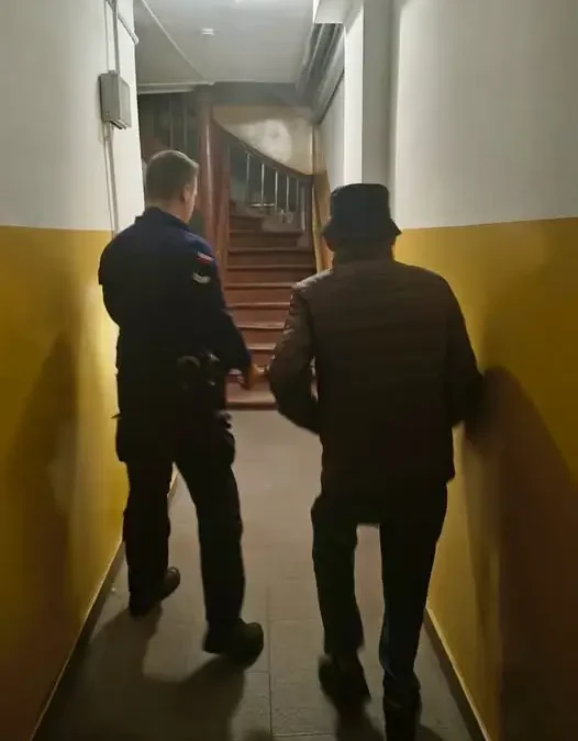Zagubiony 71-latek z demencją błąkał się nocą po Ornecie. Policjanci odwieźli go do domu
