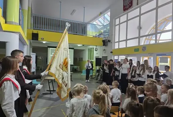 Dzień Edukacji Narodowej w szkole – apel pełen humoru i muzyki