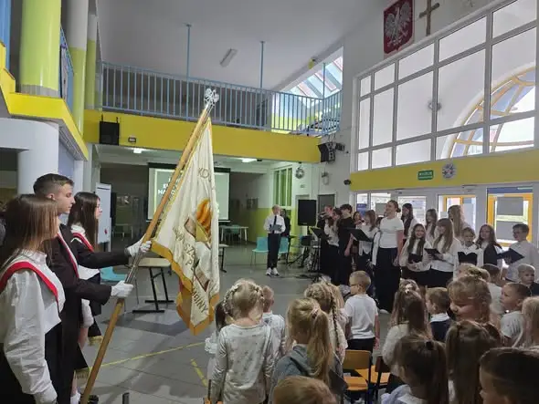 Dzień Edukacji Narodowej w szkole – apel pełen humoru i muzyki