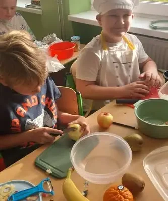 Klasa 3b gotuje zdrowo – sałatki i surówki na drugie śniadanie