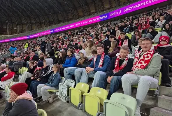 Reprezentacja Polski kobiet wygrywa z Belgią w rzutach karnych! Uczniowie z Działdowa kibicowali na trybunach