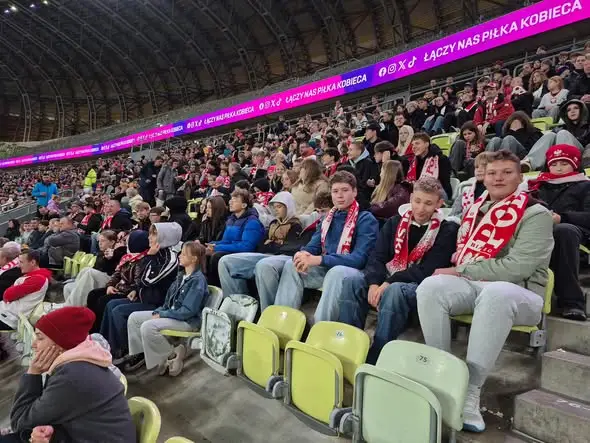 Reprezentacja Polski kobiet wygrywa z Belgią w rzutach karnych! Uczniowie z Działdowa kibicowali na trybunach
