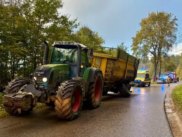 Wypadek z ciągnikiem rolniczym pod Lejławkami Wielkimi – dwie osoby ranne