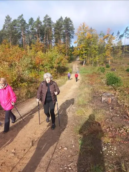 Seniorzy z Iłowa-Osady spacerują z kijkami. Nordic walking nad Zalewem Ruda