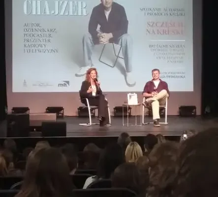 Filip Chajzer spotkał się z ósmoklasistami. Temat: uzależnienia i książka „Szczęście na kreskę”
