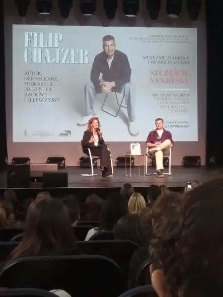 Filip Chajzer spotkał się z ósmoklasistami. Temat: uzależnienia i książka „Szczęście na kreskę”