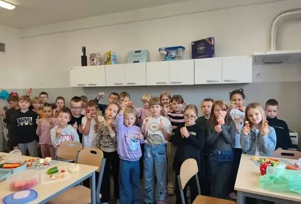 Klasa 2b z Laboratorium Przyszłości: kolorowe koreczki warzywne