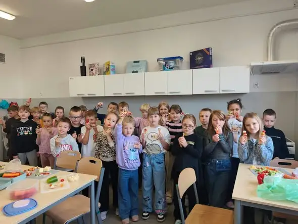 Klasa 2b z Laboratorium Przyszłości: kolorowe koreczki warzywne
