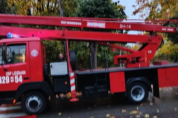 Zwisał przewód nad jezdnią w Lidzbarku. Interweniowała OSP