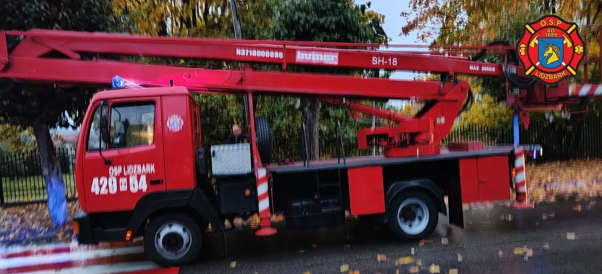 Zwisał przewód nad jezdnią w Lidzbarku. Interweniowała OSP