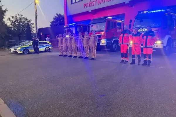 Strażacy oddali hołd poległym kolegom. Sygnały świetlno-dźwiękowe w całym kraju