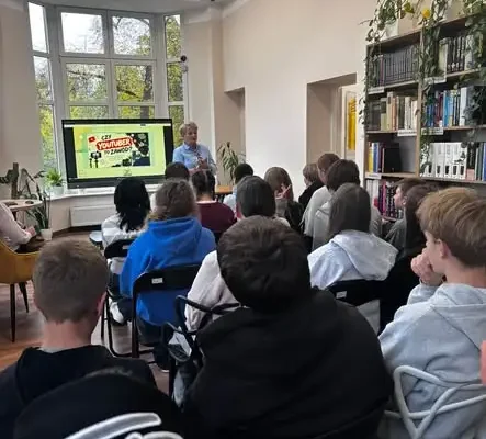 Ósmoklasiści z Działdowa poznają zawody influencera i youtubera w bibliotece pedagogicznej