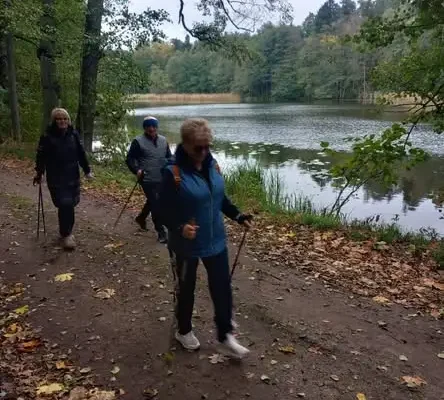 Seniorzy z Iłowa-Osady spacerowali nad Jeziorem Mielno