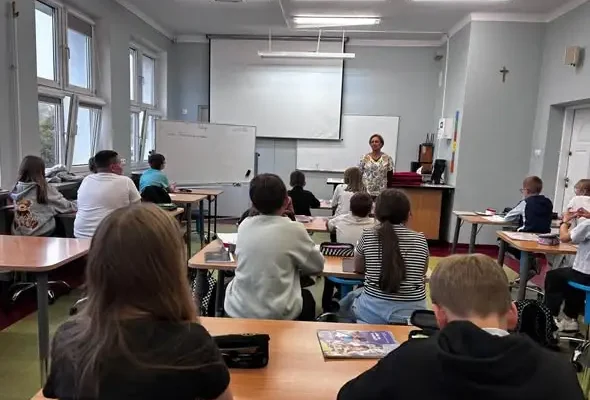 Uczniowie klasy 4a uczyli się pierwszej pomocy z pielęgniarką szkolną