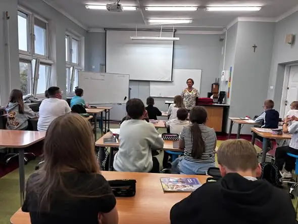 Uczniowie klasy 4a uczyli się pierwszej pomocy z pielęgniarką szkolną