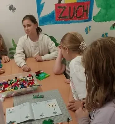 Harcerze z 26 DDH „Łowcy Przygód” budują bezpieczną przestrzeń z LEGO