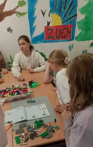 Harcerze z 26 DDH „Łowcy Przygód” budują bezpieczną przestrzeń z LEGO