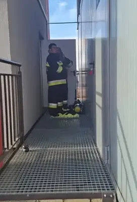 Młodzi druhowie z OSP przeszli test w komorze dymowej