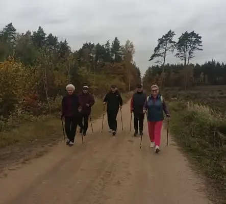 Seniorzy z Iłowa-Osady spacerowali nad Zalewem Ruda