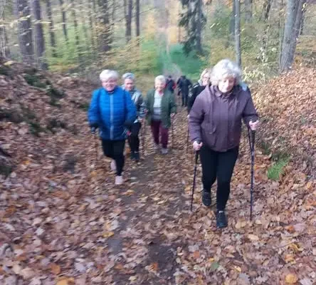 Seniorzy z Iłowa-Osady spacerują nad Zalewem Ruda