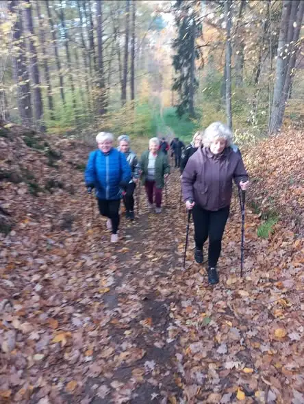 Seniorzy z Iłowa-Osady spacerują nad Zalewem Ruda