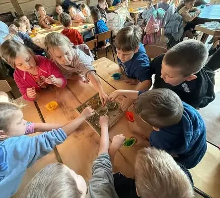 Pierwszoklasiści z SP1 Lidzbark odkrywali rzemiosło w Wiosce Mydlarskiej „Teodoryk”