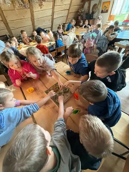 Pierwszoklasiści z SP1 Lidzbark odkrywali rzemiosło w Wiosce Mydlarskiej „Teodoryk”