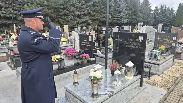 Działdowo: policjanci zapalili znicze na grobach zmarłych kolegów