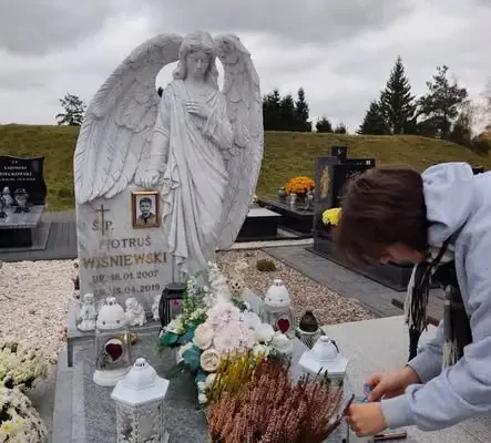 Uczniowie SP nr 4 w Działdowie odwiedzili groby zmarłych nauczycieli i uczniów